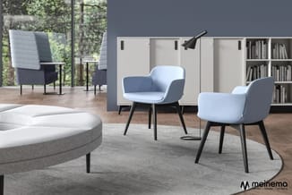Modern kantoor met lichtblauwe fauteuils met zwarte poten, ronde grijze bank, boekenkast, houten vloer en grote ramen met gro