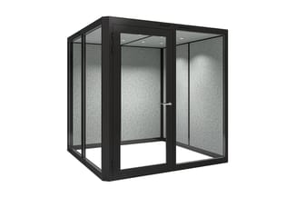 Zwarte akoestische belcel met grijze wanden, glazen deur en geïntegreerde verlichting in het plafond.