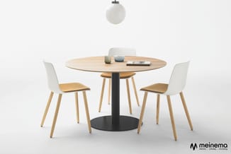 Ronde houten eettafel met zwart onderstel, drie witte stoelen met houten zitting en poten, hangende bolpendel, decoratieve ob
