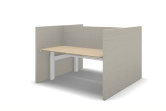 Akoestische werkplek met grijze geluidswerende panelen, houten werkblad en wit onderstel, vrijstaande opstelling.