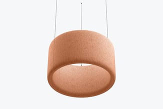 Hangende akoestische pod in terracotta-bruine stof met afgeronde cilindrische vorm, onderaan open zitgedeelte.