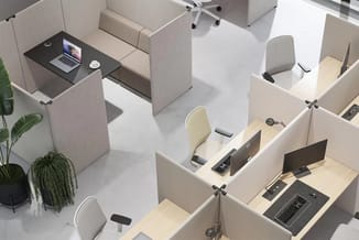 Overzicht open kantoorruimte met beige akoestische scheidingswanden, werkplekken met lichte bureaus, grijze en witte bureaust
