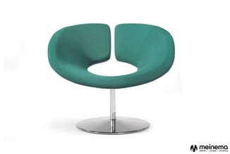 Groene fauteuil met organische, afgeronde vorm en open zitting. Metalen zuil en rond zilverkleurig voetschijf.