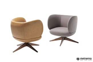 Twee draaibare fauteuils met houten stervoet: links beige leren uitvoering, rechts grijze stofbekleding.