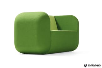 Groene gestructureerde fauteuil met afgeronde vormen en een lichtgroen accent accent, meinema-logo onderin.