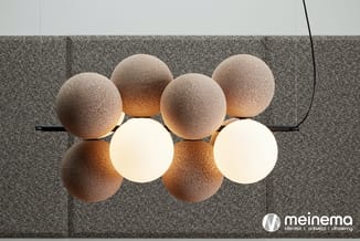 Hangende akoestische bolverlichting met zes textiele bollen in beige/taupe met twee verlichte witte bollen in het midden, teg