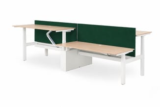 Voortman Hi Tee Quattro zit-sta werkplekken met licht houten bladen, witte onderstellen en donkergroene akoestische schermen.