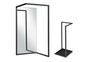 Twee zwarte stalen framestructuren met spiegelglas: een grote hoekige afscheiding en een kleinere staander, geschikt voor kan