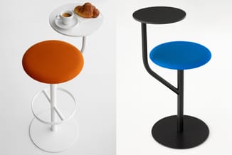 Links: Wit stafel met oranje ronde zit met kleine witte bijzettafel bovenop. Rechts: Zwart stafel met blauwe ronde zit.
