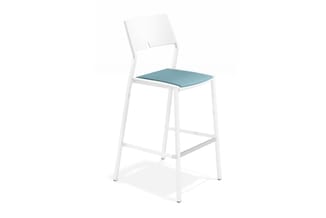 Witte bartkruk met blauwe zitting en rugleuning, vierkante zit, voetsteun, minimalistisch design.