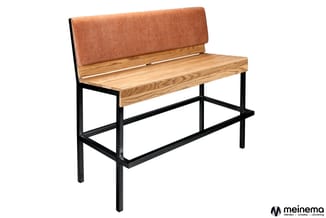 Hoekbank met terracottakleurig gestoffeerde rugleuning, houten zitting in natuurtoon en zwart metalen onderstel.