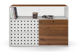 Opbergkast wit met bruin houten bovenblad, twee lades met zwarte stippen, netwerking achterwand, openplank met boeken en spee