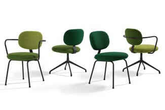 Vier moderne kantorstoelen in groen en olijfkleurig stof met zwart metalen frame, twee met armleuningen en twee zonder, op wi