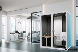 Modern kantoorruimte met witte belcellen met turquoise zijpanelen, glazen wanden, werkplekken met bureaus en stoelen, ronde h