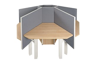 Akoestische belcel met houten tafel, grijze stoffering, witte poten en houten zijpanelen.