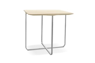 Vierkante tafel met licht houtkleurig blad en grijs metalen onderstel met kruisvoetconstructie.