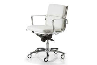 Witte kantoorstoel met armleuningen, ergonomische zitting en rugleuning, chromen onderstel met zwenkwielen.