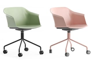 Twee draaibare werkstoelen met armleuningen: links groen met zwart onderstel, rechts roze met roze onderstel, beide op wielen