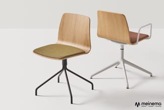 Twee draaistoelen met gebogen houten rugleuning; links groenachtig zitkussen op zwart onderstel, rechts bruin kussen met arml
