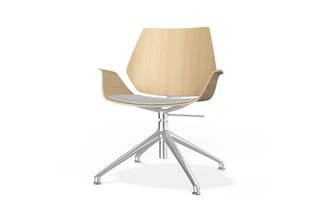 Draaibare werkstoel met naturel houten schaal, grijze zitting en aluminium kruispoot op wielen.