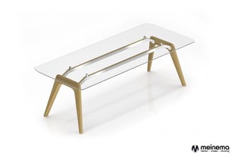 Moderne vergadertafel met rechthoekig glasblad, houten frame en poten in natuurlijke houtkleur, meinema-logo.