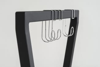Zwart en grijs organizer met chromen rail en S-haakjes voor ophanging tegen witte achtergrond.