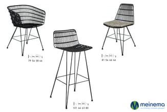Drie zwarte rieten stoelen en barkrukken met metalen poten op witte achtergrond, met artikelnummers eronder.