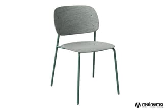 Grijze stoel met gestoffeerde zitting en rugleuning, groen metalen frame, eenvoudig design.
