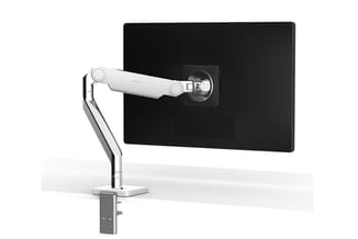 Witte monitorarm met zwart bureau-clamp mount, zwarte monitor, verstelbaar design voor bureauopstelling.