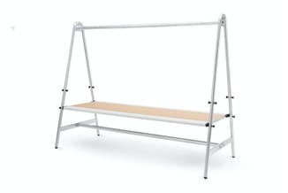 Aluminium werktafel met natuurkleurig houten blad, twee trapeziumvormige zijsteunen en onderbalk, op witte achtergrond.