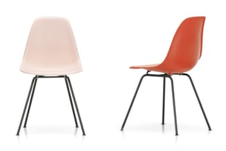 Twee moderne stoelen met plastic zitting en metalen poten: links een crèmekleurig model, rechts een roodoranje model.