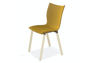 Gele stoel met gebogen rugleuning en licht houten poten op witte achtergrond.