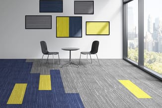 Modern kantoorinterieur met twee zwarte stoelen rond zwart tafelblad, gele en donkerblauwe wandpanelen, geel-blauw grafisch v
