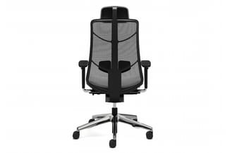 Zwarte ergonomische bureaustoel met mesh-rug, armleuningen en zilveren onderstel met wielen, frontaanzicht.