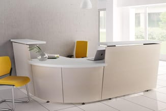 Moderne receptiebalie met wit werkblad en beige panelen, geel stoel, glazen vaas, laptop, grote ramen, minimalistisch kantoor