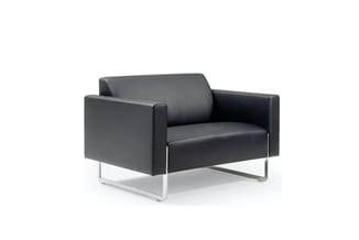 Zwarte leren fauteuil met chromen frame en grijze achterkussen, moderne kantoorinrichting.