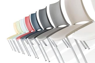 Rij moderne stapelstoelen met gebogen kunststof zitting in verschillende kleuren (crème, geel, wit, roze, donkerblauw, grijs)