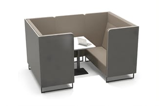 Gesloten werkplek met grijze zijwanden, beige binnenkant, ingebouwde tafel met laptop en zwart onderstel.