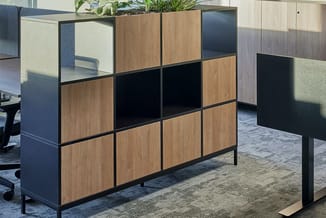 Choice modulaire vakkenkast met een combinatie van eikenhouten deurtjes en open zwarte vakken en plantenbak