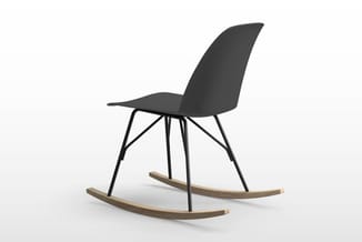 Schommelstoel met zwart kunststof zitting, zwart stalen frame en houten schommelpoten.
