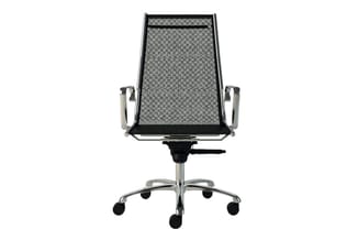 Bureaustoel met zwart netweefsel, aluminium frame, chromen voetkruis en zwenkwielen, frontaanzicht.