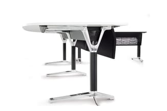 Wit en zwart bureaumeubel met chromen voetsteun, zwarte zijkast en ergonomische werkblad, geïsoleerd tegen witte achtergrond.
