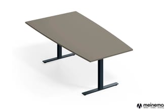 Grijze rechthoekige vergadertafel met zwart metalen onderstel en T-voetjes, isometrisch weergegeven.