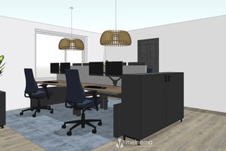 Modern kantoor met zwarte bureaus, donkerblauwe werkgestoelen, grijze akoestische schermen, gouden hangende lampen en houten
