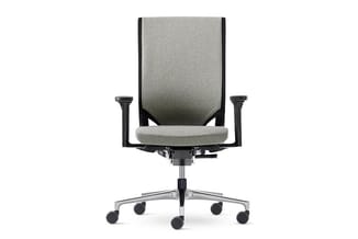 Grijze kantoorstoel met zwart frame, ergonomische rugleuning, verstelbare armleuningen en wielen op aluminium voetsteun, fron