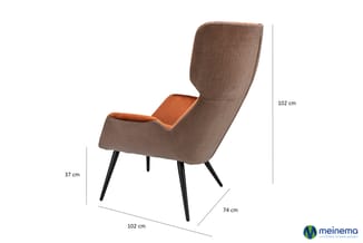 Moderne fauteuil met bruine stoffen bekleding, oranje zitting, zwarte poten. Afmetingen: 102x74x102 cm (b x d x h).