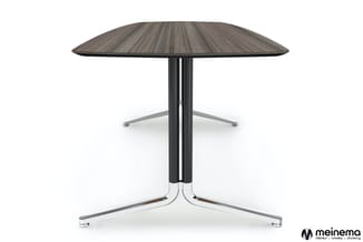 Ronde vergadertafel met grijsgestreepte houten blad, zwart stalen zuilpoot en zilveren stervoet.