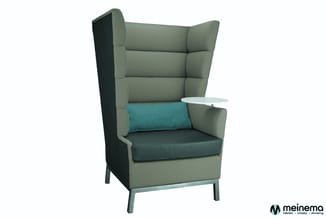 Hooggelegen fauteuil met groene stof, gevoerde rugleuning, armleuningen en zitting, turquoise kussen, metalen poten, witte bi