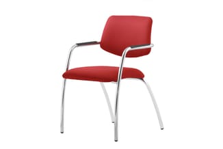 Rode stoel met armleuningen, zitting en rugleuning bekleed, aluminium frame, kantoorstijl.