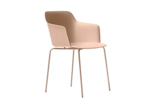 Moderne stoel met beige kunststof zitting en rugleuning, dunne metalen poten in dezelfde kleur, zijdelings weergegeven.